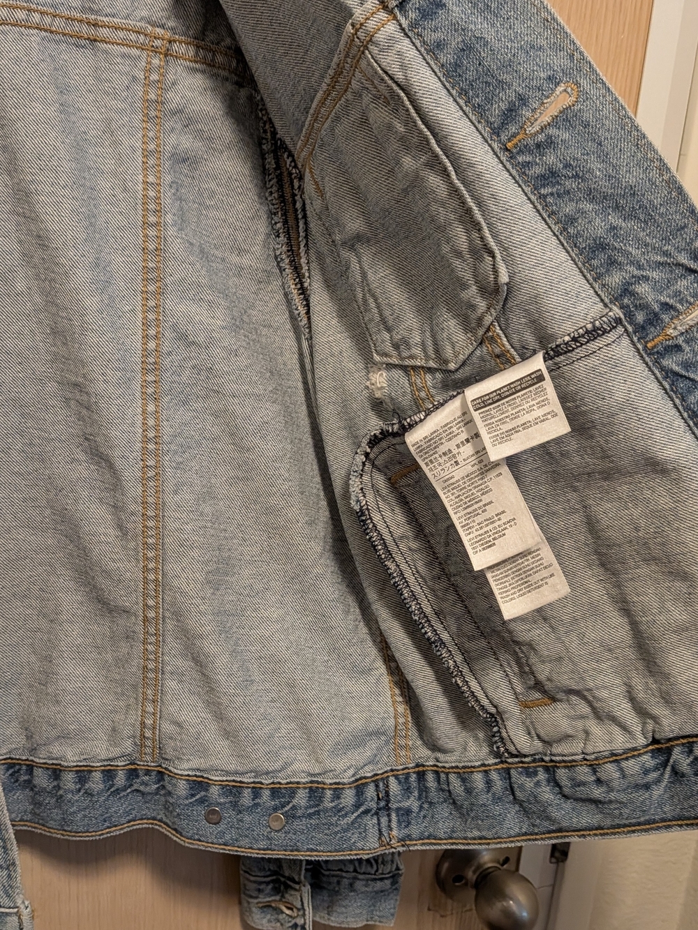 Levi's Women's L Classic Denim Jacket, Distressed - Picture 14 of 15